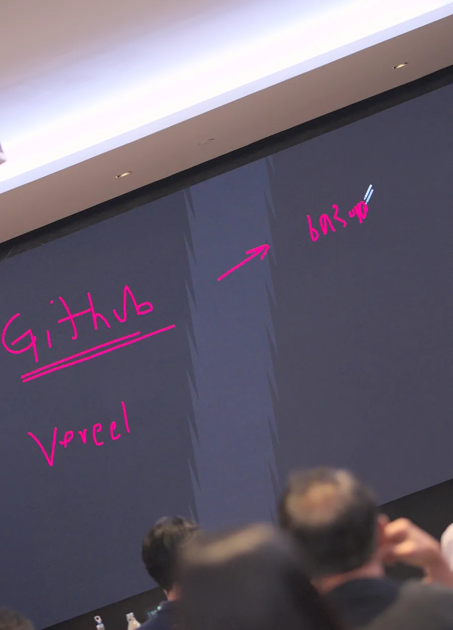ผู้สอนวาดอธิบาย GitHub ไป Vercel บนจอใหญ่