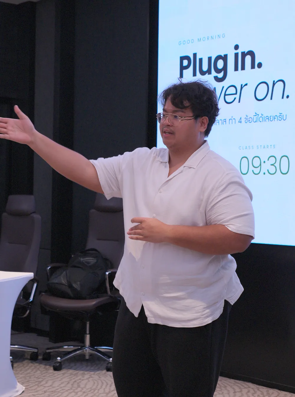 ผู้สอนเปิดคลาสหน้าจอ Plug in. Power on. เวลา 09:30
